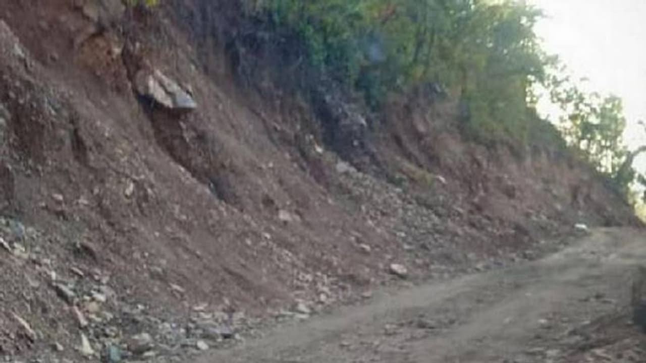 ഒറ്റയ്‍ക്ക് അധ്വാനിച്ചു, അധികാരികളോ നാട്ടുകാരോ സഹായിച്ചില്ല, 500 മീറ്റർ റോഡ് നിർമ്മിച്ച് പ്രകാശ് ​ഗോസ്വാമി