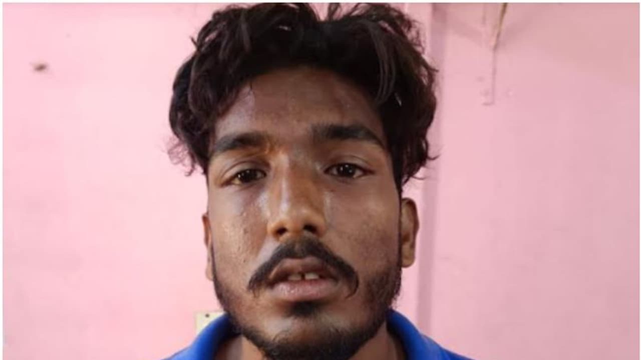 ഭക്ഷണം വാങ്ങാനെന്ന വ്യാജേനയെത്തി വീട്ടിൽ കയറി; സ്വർണമാലയും പണവും മോഷ്ടിച്ച് മുങ്ങി, യുവാവ് പിടിയിൽ ഭക്ഷണം വാങ്ങാനെന്ന വ്യാജേനയെത്തി വീട്ടിൽ കയറി; സ്വർണമാലയും പണവും മോഷ്ടിച്ച് മുങ്ങി, യുവാവ് പിടിയിൽ