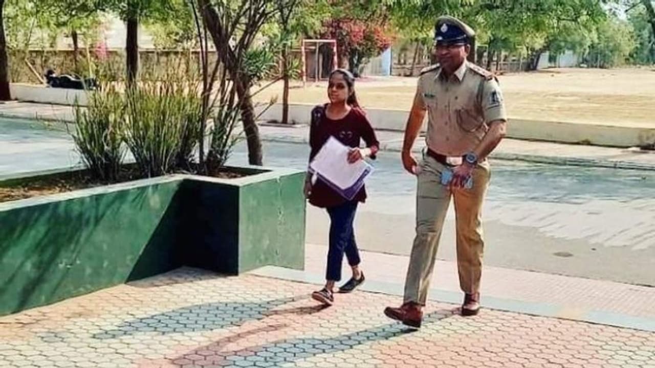 പിതാവ് കൊണ്ട് ചെന്നാക്കിയ പരീക്ഷാകേന്ദ്രം മാറിപ്പോയി, ജീപ്പില് സൈറണും മുഴക്കി പെണ്കുട്ടിയെ ഹാളിലാക്കി പൊലീസ് പിതാവ് കൊണ്ട് ചെന്നാക്കിയ പരീക്ഷാകേന്ദ്രം മാറിപ്പോയി, ജീപ്പില് സൈറണും മുഴക്കി പെണ്കുട്ടിയെ ഹാളിലാക്കി പൊലീസ്