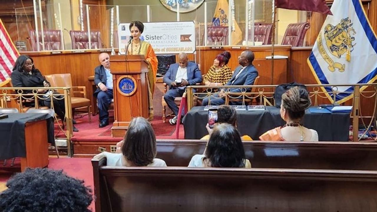 ಅಮೆರಿಕಾಗೆ ಯಾಮಾರಿಸಿದ ನಿತ್ಯಾನಂದ, ಕೈಲಾಸ ದೇಶವೇ ಇಲ್ಲ ದ್ವಿಪಕ್ಷೀಯ ಒಪ್ಪಂದಕ್ಕೆ ಮೇಯರ್ ವಿಷಾದ! ಅಮೆರಿಕಾಗೆ ಯಾಮಾರಿಸಿದ ನಿತ್ಯಾನಂದ, ಕೈಲಾಸ ದೇಶವೇ ಇಲ್ಲ ದ್ವಿಪಕ್ಷೀಯ ಒಪ್ಪಂದಕ್ಕೆ ಮೇಯರ್ ವಿಷಾದ!