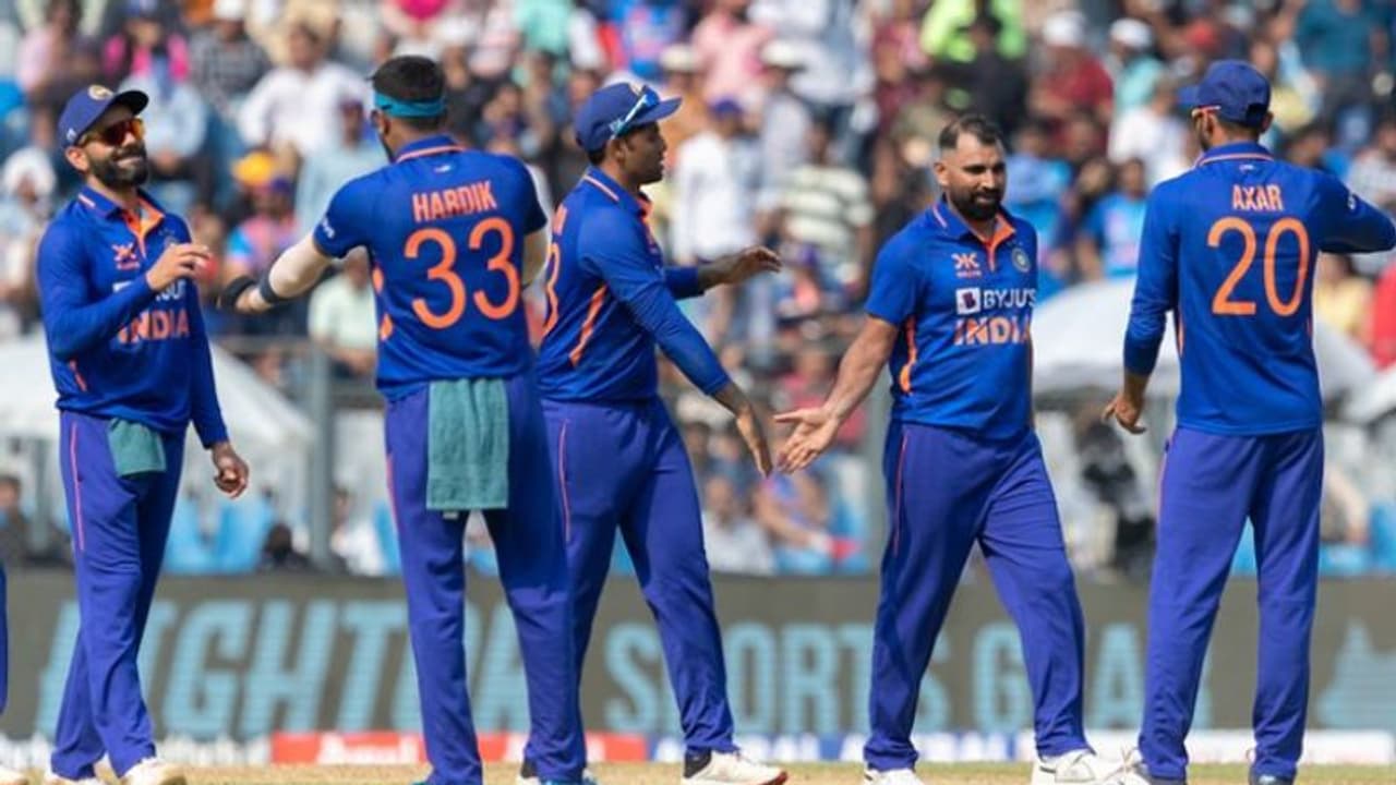 சரவெடியாய் ஆரம்பத்து புஸ்வானமாய் முடிந்த ஆஸ்திரேலிய இன்னிங்ஸ்..! முதல் ODI யில் இந்திய அணிக்கு எளிய இலக்கு