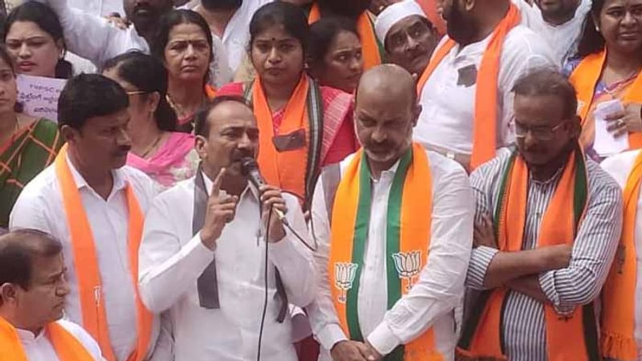 కేటీఆర్ ను భర్తరఫ్ చేయాలి: టీఎస్‌సీఎస్‌సీ ప్రశ్నాపత్రం లీక్ పై గన్ పార్క్ వద్ద బండి దీక్ష