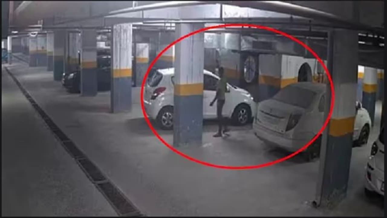 ಕೆಲಸದಿಂದ ತೆಗೆದು ಹಾಕಿದ್ದಕ್ಕೆ ಸಿಟ್ಟು: 12 ಕಾರುಗಳ ಮೇಲೆ ಆಸಿಡ್ ಆಟ್ಯಾಕ್ ಕೆಲಸದಿಂದ ತೆಗೆದು ಹಾಕಿದ್ದಕ್ಕೆ ಸಿಟ್ಟು: 12 ಕಾರುಗಳ ಮೇಲೆ ಆಸಿಡ್ ಆಟ್ಯಾಕ್