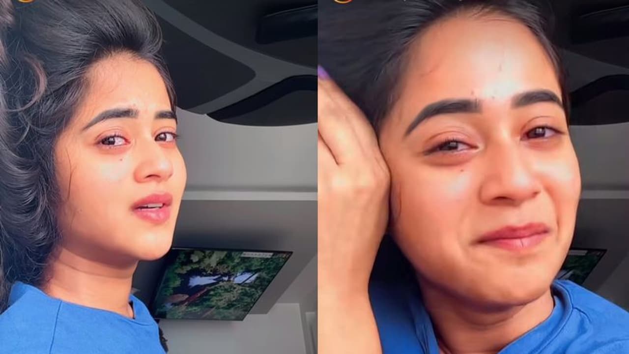 నన్ను వదిలేశావు జీవితం దారుణంగా తయారైంది... ఏడుస్తూ వీడియో పోస్ట్ చేసిన దీప్తి సునైన! నన్ను వదిలేశావు జీవితం దారుణంగా తయారైంది... ఏడుస్తూ వీడియో పోస్ట్ చేసిన దీప్తి సునైన!