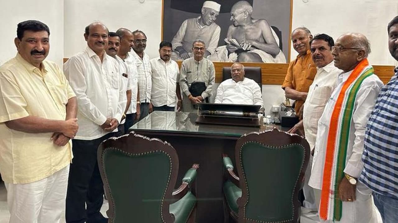 ದೆಹಲಿಯಲ್ಲಿ ಮಂಡ್ಯ ಕಾಂಗ್ರೆಸ್ ಟಿಕೆಟ್ ಸರ್ಕಸ್: ಖರ್ಗೆ ಬೆಂಬಿಡದ ಮೂಲ ಕಾಂಗ್ರೆಸ್ಸಿಗರು ದೆಹಲಿಯಲ್ಲಿ ಮಂಡ್ಯ ಕಾಂಗ್ರೆಸ್ ಟಿಕೆಟ್ ಸರ್ಕಸ್: ಖರ್ಗೆ ಬೆಂಬಿಡದ ಮೂಲ ಕಾಂಗ್ರೆಸ್ಸಿಗರು