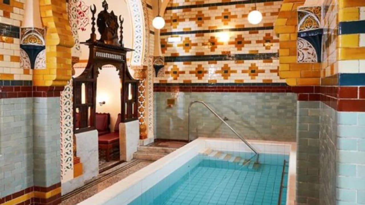 'നഗ്നമായി സ്പെഷ്യല്‍ കുളി'; എന്നാല്‍ ഇനി സ്വിംവെയര്‍ നിര്‍ബന്ധം...