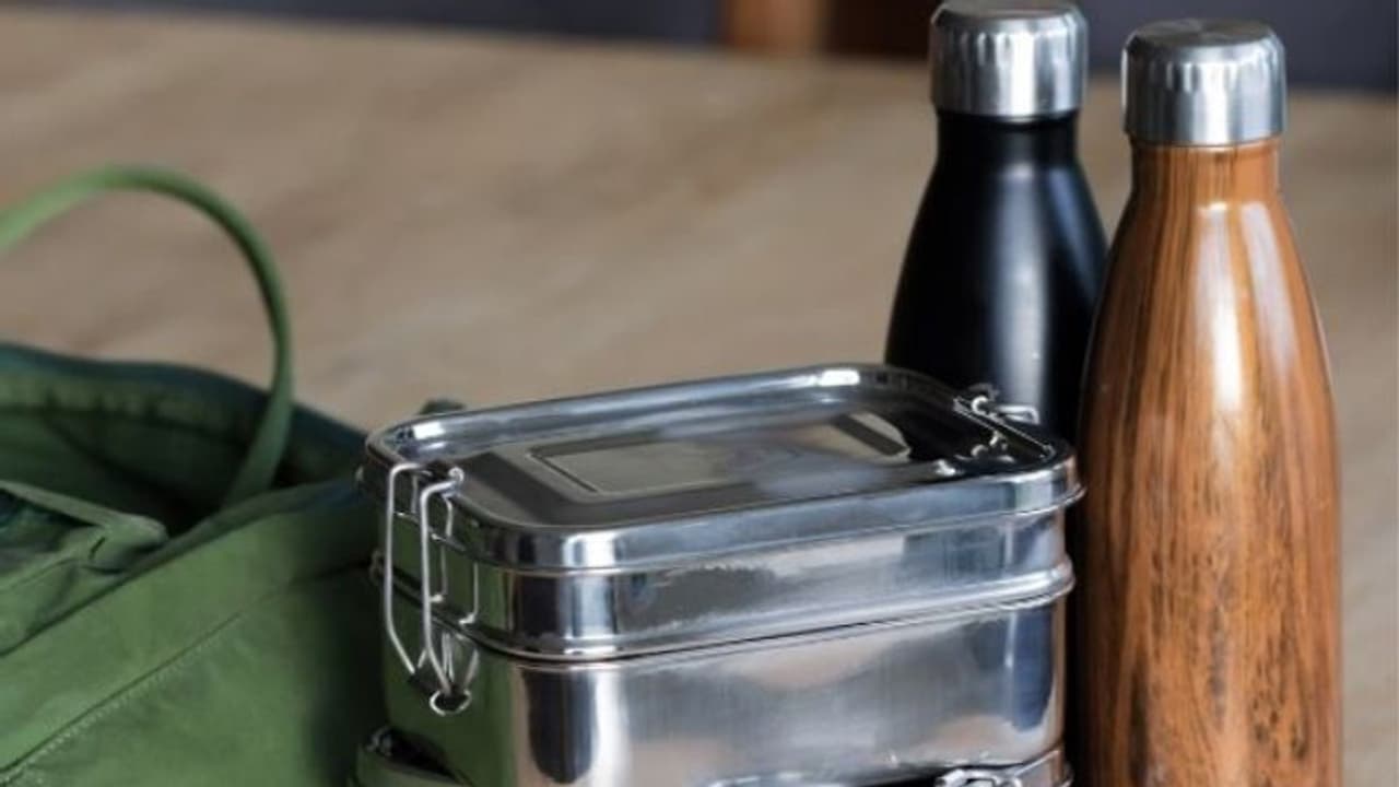 മകൻ സ്കൂളിലേക്ക് കൊണ്ടുപോയ ഭക്ഷണം താഴെ പോയി; ശേഷം ക്ലാസ്മുറിയില് സംഭവിച്ചത് ഒരമ്മയുടെ കുറിപ്പ് മകൻ സ്കൂളിലേക്ക് കൊണ്ടുപോയ ഭക്ഷണം താഴെ പോയി; ശേഷം ക്ലാസ്മുറിയില് സംഭവിച്ചത് ഒരമ്മയുടെ കുറിപ്പ്