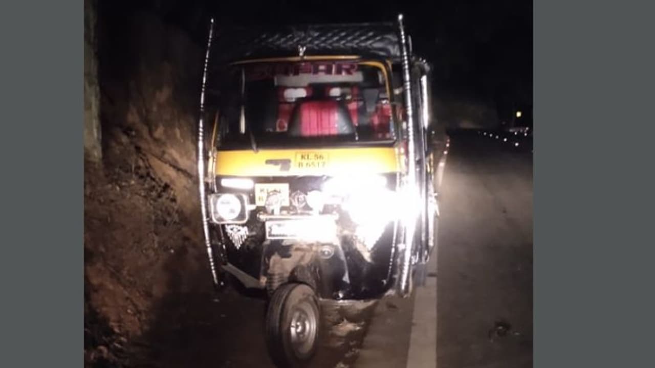 ബന്ധുവീട്ടിൽ പോയി മടങ്ങവെ കുറുകെ കാട്ടുപന്നി ചാടി, ഓട്ടോ മറിഞ്ഞ് നാലര വയസുകാരന് ദാരുണാന്ത്യം. ബന്ധുവീട്ടിൽ പോയി മടങ്ങവെ കുറുകെ കാട്ടുപന്നി ചാടി, ഓട്ടോ മറിഞ്ഞ് നാലര വയസുകാരന് ദാരുണാന്ത്യം.