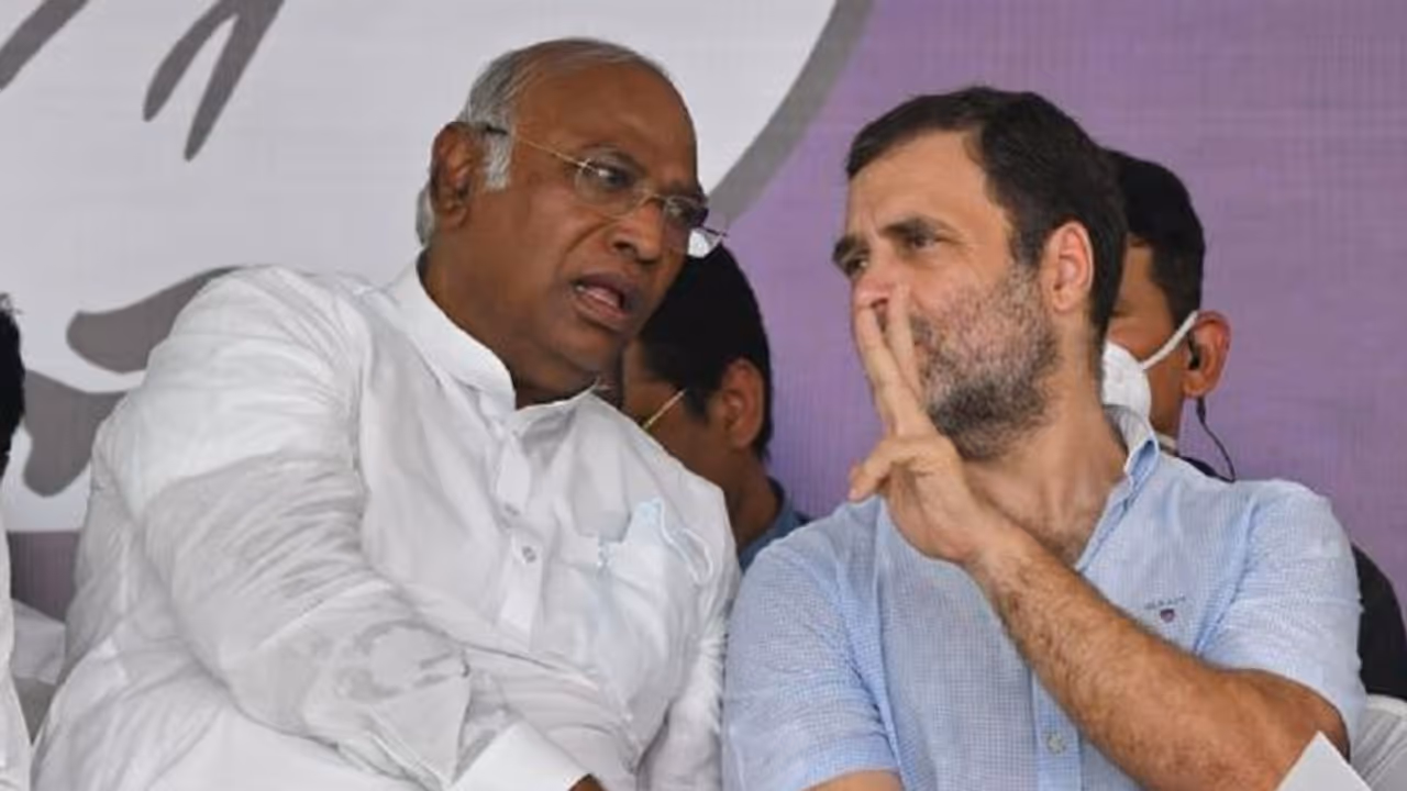 ಸುಮ್ನೆ ಕೂತ್ಕೊಳ್ಳಿ, ಇಲ್ಲಾ ಎದ್ದೋಗಿ; ಕಾಂಗ್ರೆಸ್ ಸಮಾವೇಶದಲ್ಲಿ ಮಲ್ಲಿಕಾರ್ಜುನ ಖರ್ಗೆ ಗರಂ! ಸುಮ್ನೆ ಕೂತ್ಕೊಳ್ಳಿ, ಇಲ್ಲಾ ಎದ್ದೋಗಿ; ಕಾಂಗ್ರೆಸ್ ಸಮಾವೇಶದಲ್ಲಿ ಮಲ್ಲಿಕಾರ್ಜುನ ಖರ್ಗೆ ಗರಂ!