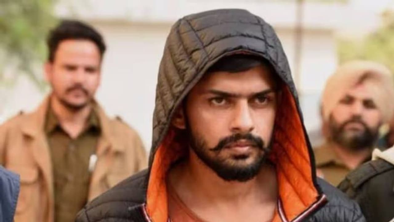 ഗുണ്ടാനേതാവ് ലോറൻസ് ബിഷ്ണോയിയെ കാണാൻ ജയിലിലെത്തി പെൺകുട്ടികൾ, സുഹൃത്തുക്കളെ കാണിക്കാൻ സെൽഫിയും