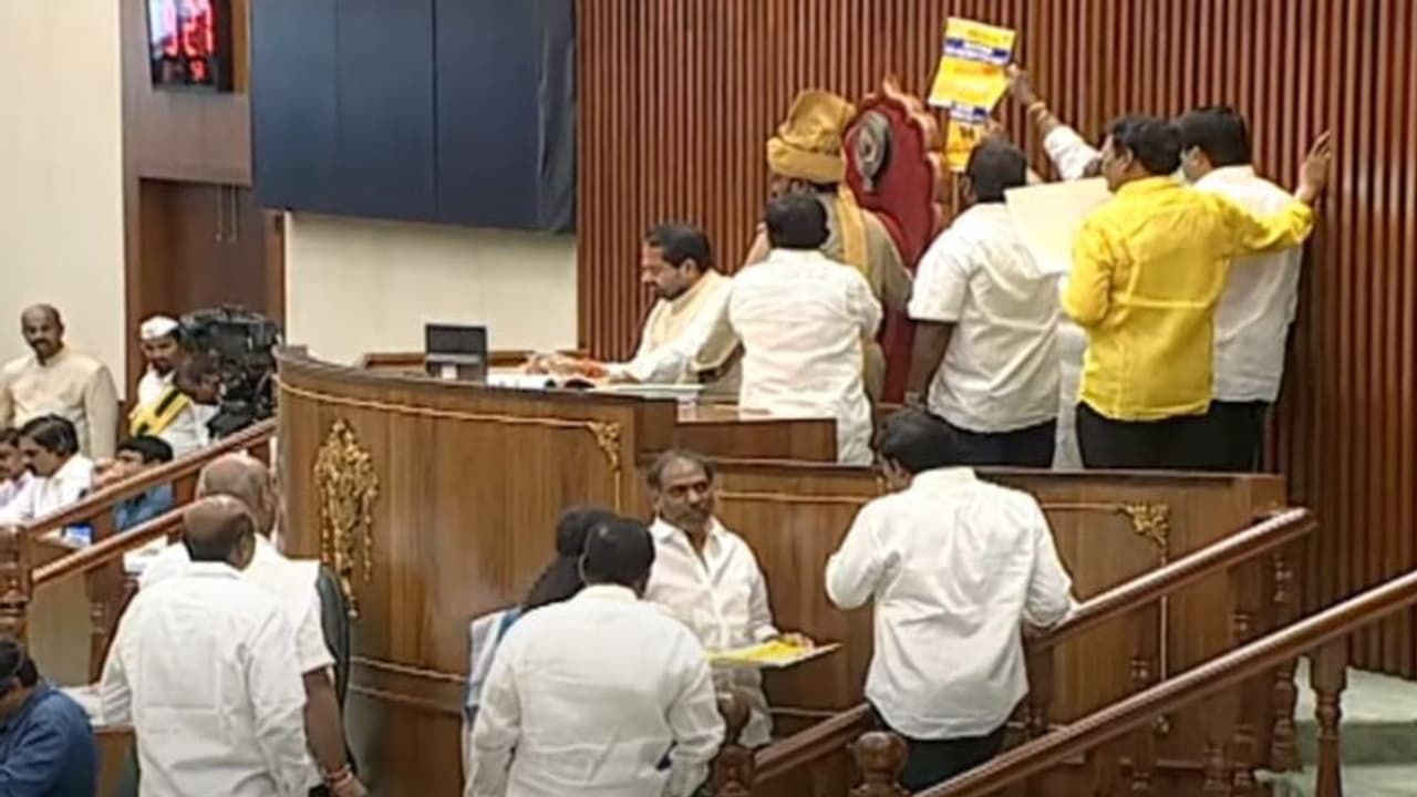 ప్రజాస్వామ్యానికి బ్లాక్ డే.. అసెంబ్లీలో దళిత ఎమ్మెల్యే దాడిపై వైఎస్సార్సీపీ ఆగ్రహం ప్రజాస్వామ్యానికి బ్లాక్ డే.. అసెంబ్లీలో దళిత ఎమ్మెల్యే దాడిపై వైఎస్సార్సీపీ ఆగ్రహం