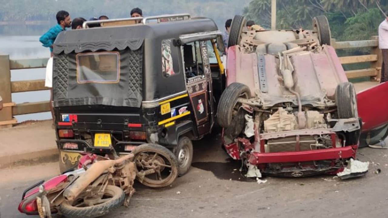 കോഴിക്കോട് അറപ്പുഴ പാലത്തിൽ വാഹനങ്ങൾ കൂട്ടിയിടിച്ചു, ബൈക്ക് യാത്രക്കാരൻ മരിച്ചു കോഴിക്കോട് അറപ്പുഴ പാലത്തിൽ വാഹനങ്ങൾ കൂട്ടിയിടിച്ചു, ബൈക്ക് യാത്രക്കാരൻ മരിച്ചു