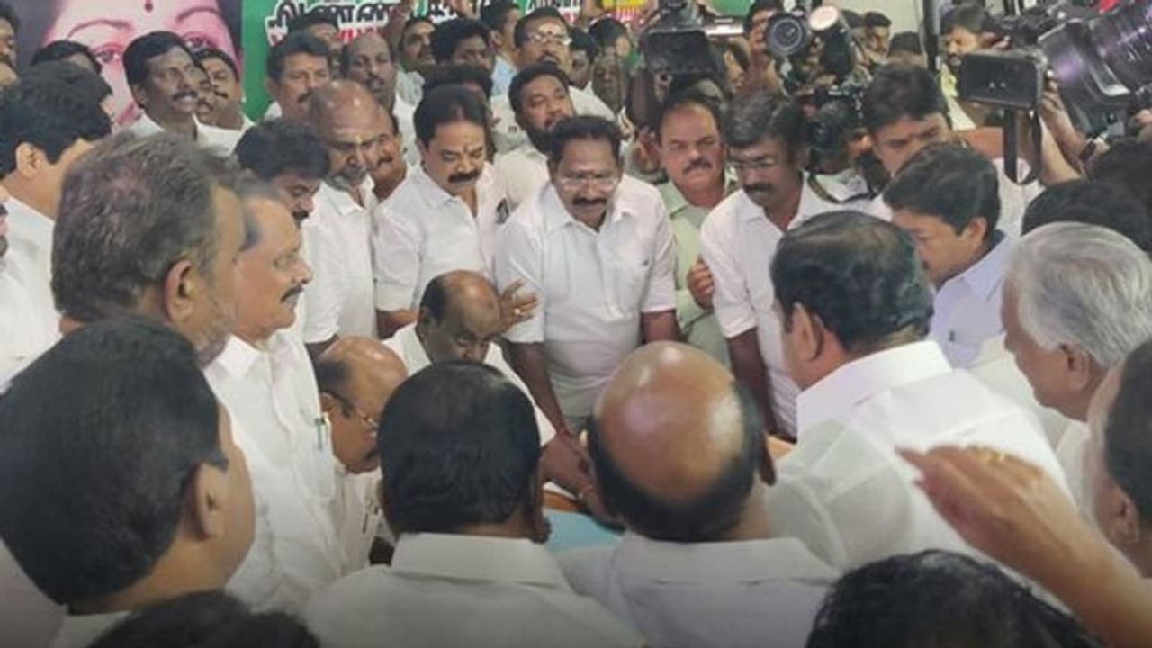 வேட்பு மனுவை தாக்கல் செய்த இபிஎஸ்.. கெத்தாக போட்டியின்றி பொதுச்செயலாளராகிறார்? வேட்பு மனுவை தாக்கல் செய்த இபிஎஸ்.. கெத்தாக போட்டியின்றி பொதுச்செயலாளராகிறார்?