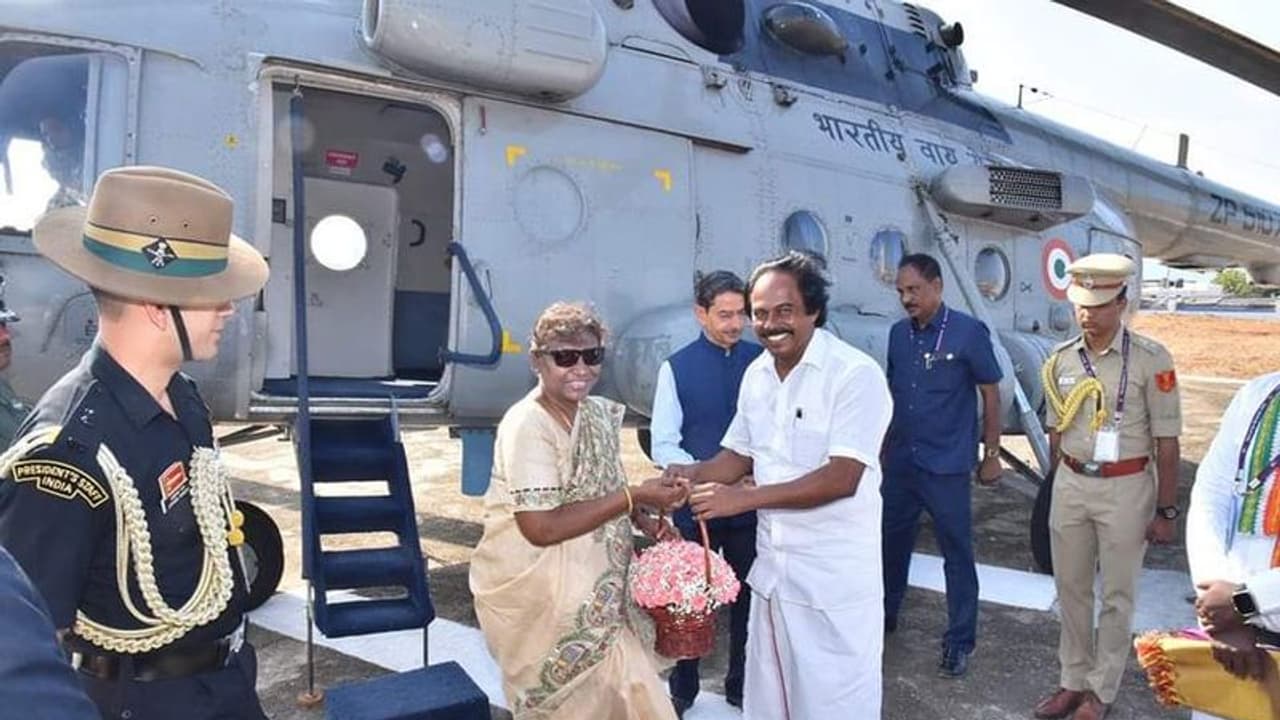 குமரியில் திருவள்ளுவர் சிலையை வியந்து பார்த்த குடியரசு தலைவர் திரௌபதி முர்மு