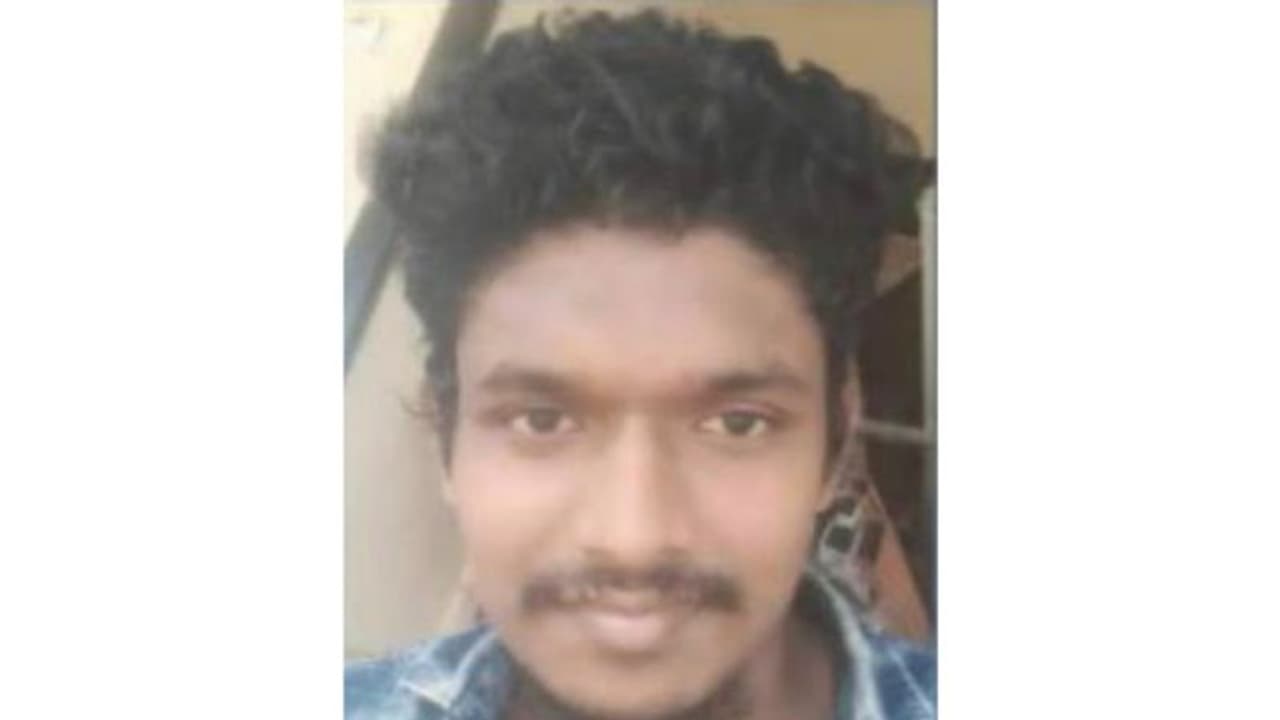 നാട്ടിലേക്ക് തിരിക്കുന്നതിന് മണിക്കൂറുകൾക്ക് മുമ്പ് പ്രവാസി യുവാവ് ജീവനൊടുക്കി നാട്ടിലേക്ക് തിരിക്കുന്നതിന് മണിക്കൂറുകൾക്ക് മുമ്പ് പ്രവാസി യുവാവ് ജീവനൊടുക്കി