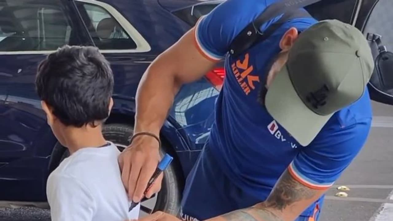 കുട്ടി ആരാധകന് പ്രത്യേക സമ്മാനം; മനംകവര്ന്ന് കോലി, കിംഗിന് അഭിനന്ദനപ്രവാഹം കുട്ടി ആരാധകന് പ്രത്യേക സമ്മാനം; മനംകവര്ന്ന് കോലി, കിംഗിന് അഭിനന്ദനപ്രവാഹം