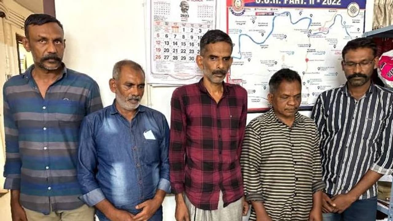 പത്ത് കൊല്ലമായി സംസ്ഥാനത്തൊട്ടാകെ കവർച്ച, ആദ്യമായി പിടിക്കപ്പെട്ട് അഞ്ചംഗ സംഘം പത്ത് കൊല്ലമായി സംസ്ഥാനത്തൊട്ടാകെ കവർച്ച, ആദ്യമായി പിടിക്കപ്പെട്ട് അഞ്ചംഗ സംഘം