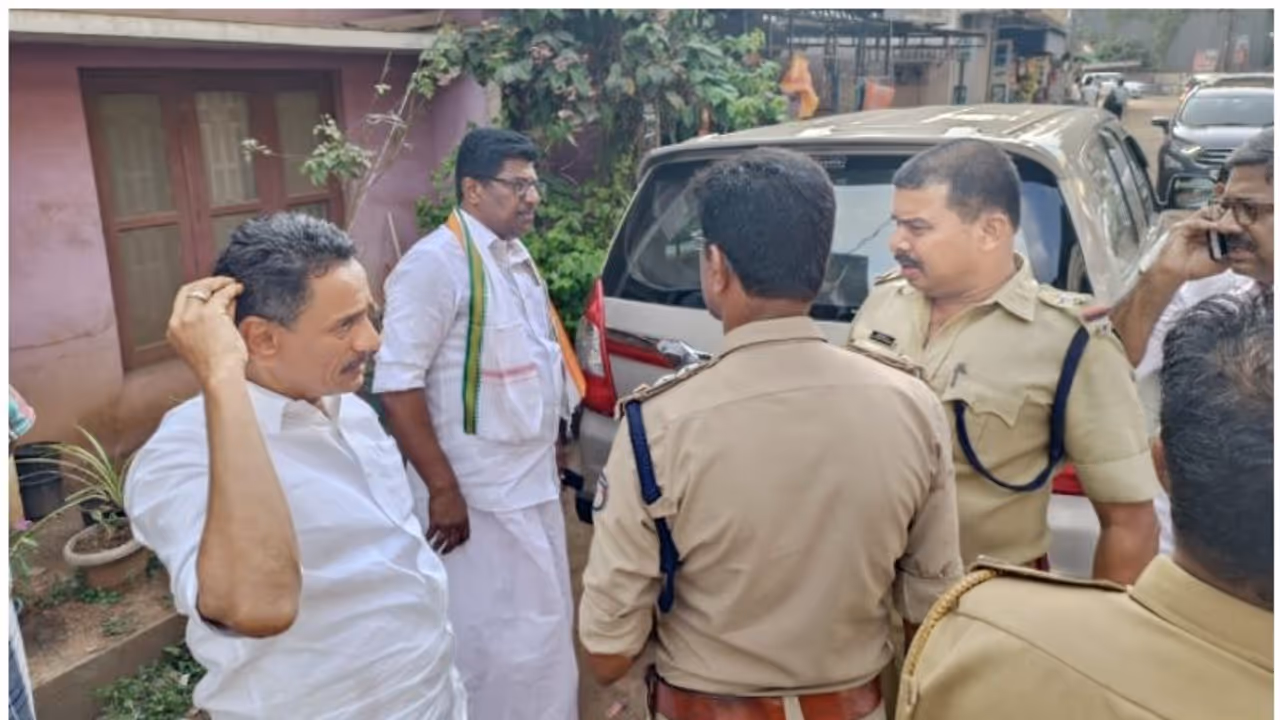 കോൺഗ്രസ് ജാഥയ്ക്ക് നേരെ മുട്ടയേറ്; എറിഞ്ഞത് കോൺഗ്രസ് പ്രവർത്തകർ തന്നെ, കാരണം പാർട്ടിയിലെ തർക്കം കോൺഗ്രസ് ജാഥയ്ക്ക് നേരെ മുട്ടയേറ്; എറിഞ്ഞത് കോൺഗ്രസ് പ്രവർത്തകർ തന്നെ, കാരണം പാർട്ടിയിലെ തർക്കം