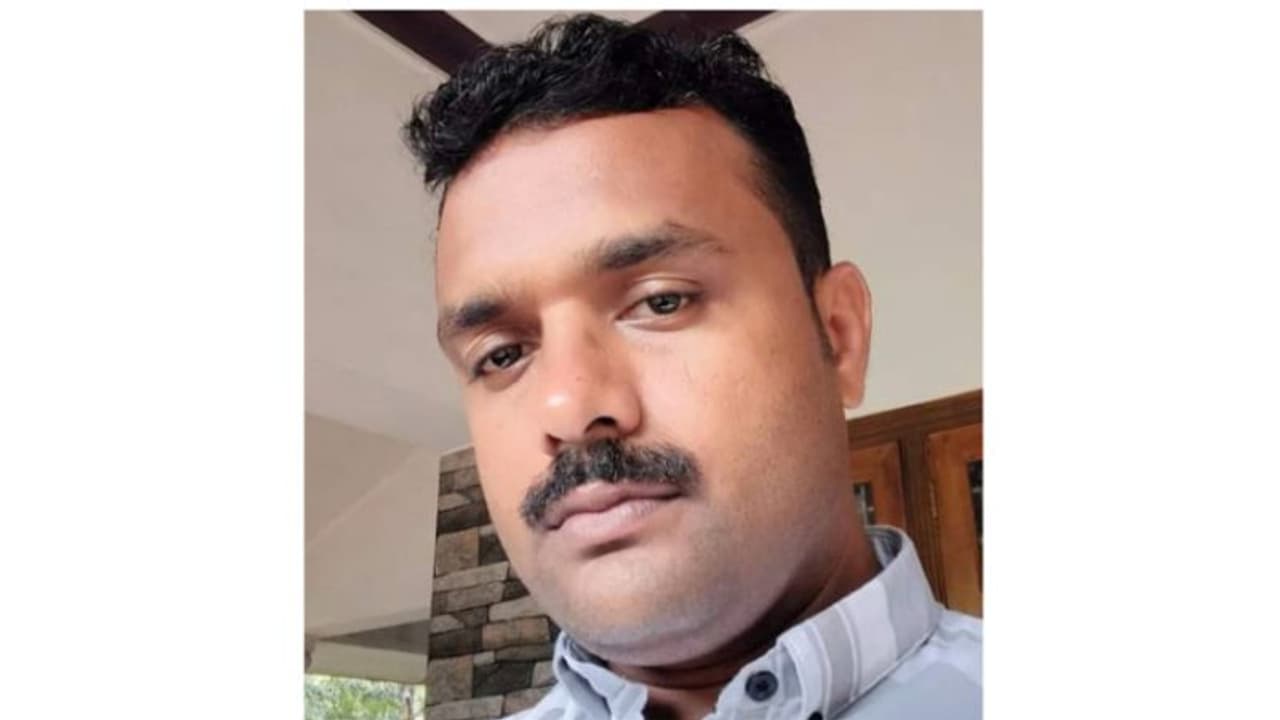 നാളെ നാട്ടിലേക്ക് മടങ്ങാനിരുന്ന പ്രവാസി യുവാവ് ആത്മഹത്യ ചെയ്തു 