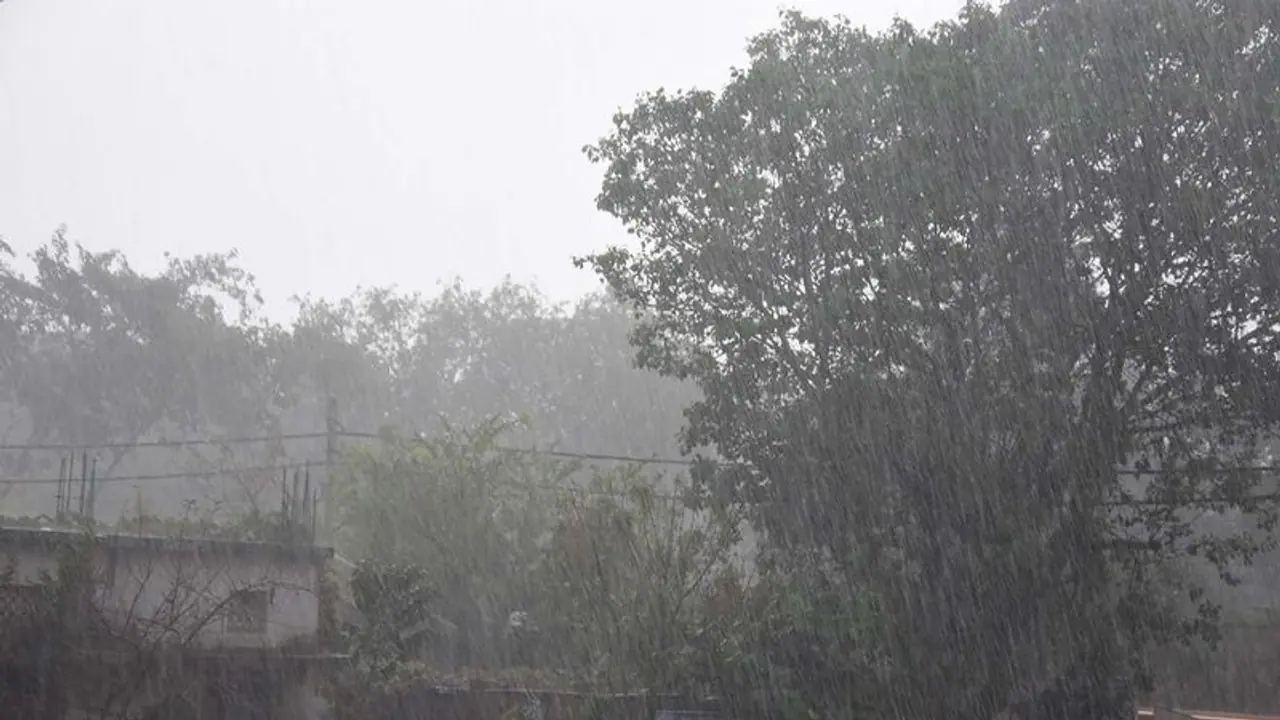 சாத்தூரில் அரை மணி நேரம் கொட்டி தீர்த்த கனமழை பொது மக்கள் மகிழ்ச்சி