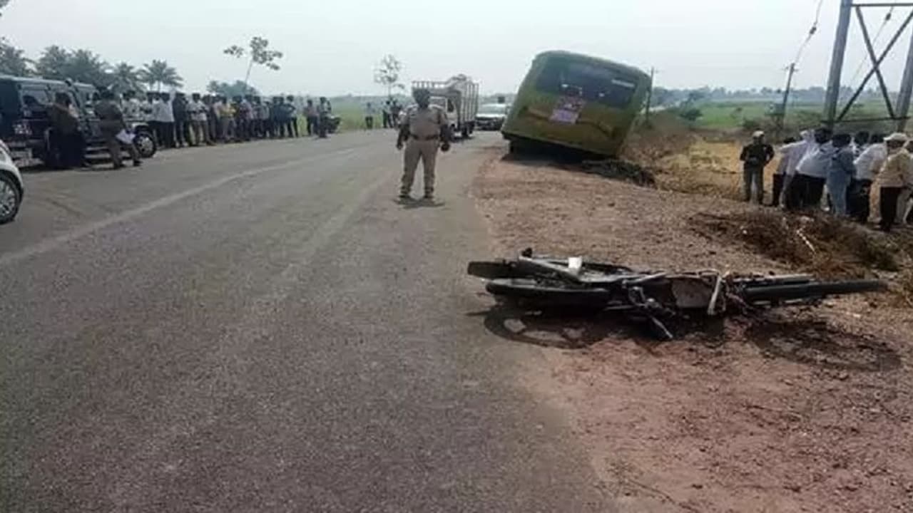 Belagavi: ಬಸ್ ಹಾಗೂ ದ್ವಿಚಕ್ರ ವಾಹನದ ಮಧ್ಯೆ ಅಪಘಾತ: ಸ್ಥಳದಲ್ಲೇ ಮೂವರ ಸಾವು Belagavi: ಬಸ್ ಹಾಗೂ ದ್ವಿಚಕ್ರ ವಾಹನದ ಮಧ್ಯೆ ಅಪಘಾತ: ಸ್ಥಳದಲ್ಲೇ ಮೂವರ ಸಾವು