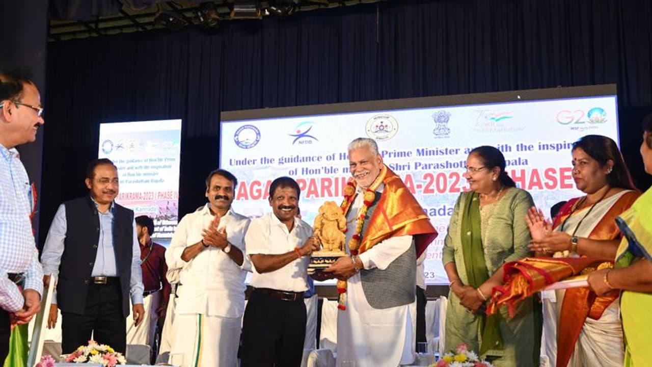 ಸಾಗರ ಪರಿಕ್ರಮ ಕಾರ್ಯಕ್ರಮ: ಮೀನುಗಾರರಲ್ಲಿ ಭರವಸೆ ಮೂಡಿಸಿದ ಕೇಂದ್ರ ಸಚಿವ ಪುರುಷೋತ್ತಮ್ ರೂಪಾಲ ಸಾಗರ ಪರಿಕ್ರಮ ಕಾರ್ಯಕ್ರಮ: ಮೀನುಗಾರರಲ್ಲಿ ಭರವಸೆ ಮೂಡಿಸಿದ ಕೇಂದ್ರ ಸಚಿವ ಪುರುಷೋತ್ತಮ್ ರೂಪಾಲ