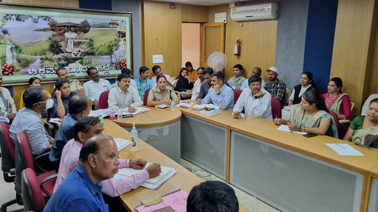 Chikkamagaluru: ಪರವಾನಗಿ ಪಡೆಯದೆ ಬ್ಯಾನರ್ಸ್, ಫ್ಲೆಕ್ಸ್, ಪೋಸ್ಟರ್ ಅಂಟಿಸುವುದು ನಿಷೇಧ: ಜಿಲ್ಲಾಧಿಕಾರಿ ರಮೇಶ್