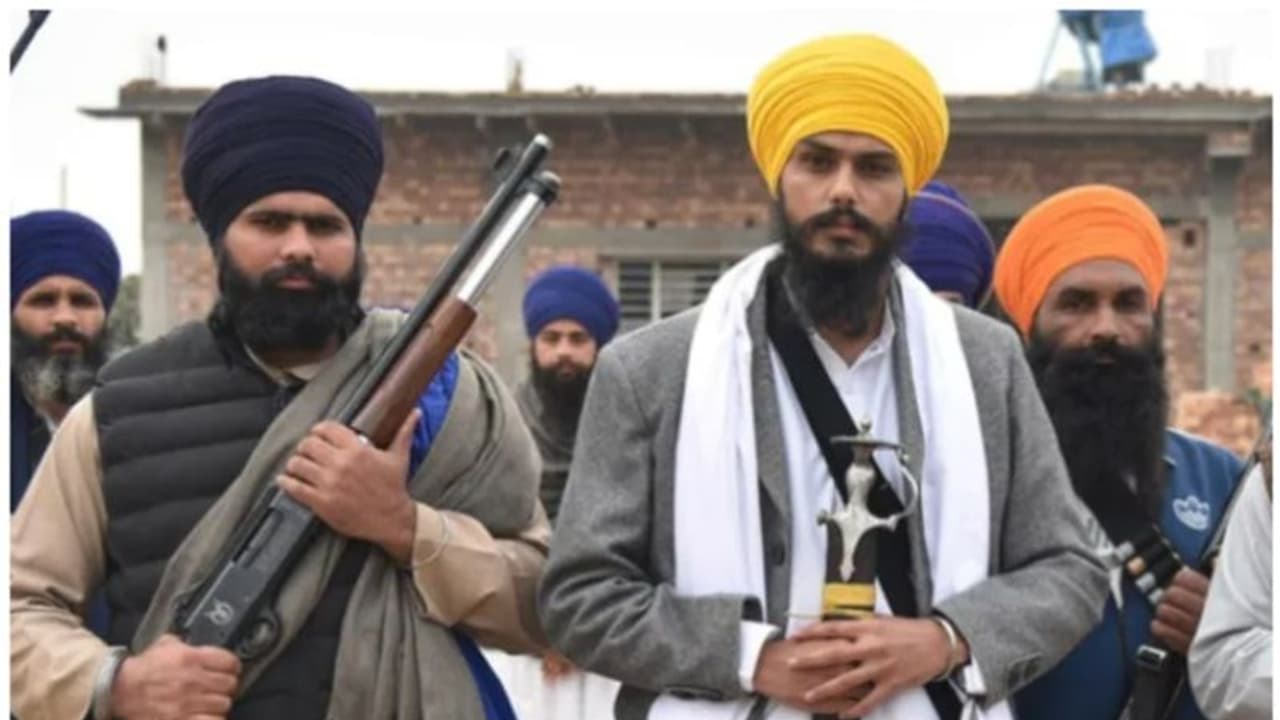 അമൃത്പാൽ സിംഗിനായി ഹോഷിയാർപൂർ കേന്ദ്രീകരിച്ച് തിരച്ചിൽ, വാഹന പരിശോധനയും കർശനം