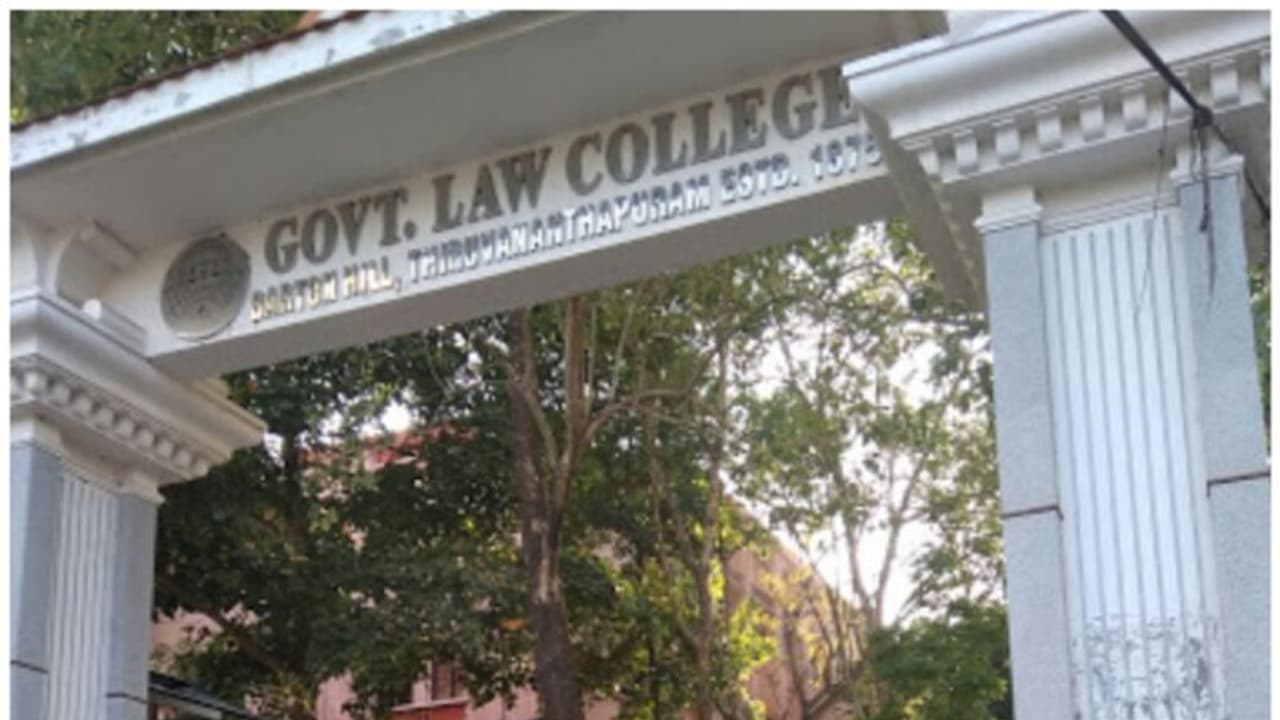  തിരുവനന്തപുരം ലോ കോളേജിൽ കെഎസ്‍യുവിന്‍റെ കൊടി കത്തിച്ച സംഭവം; എസ്എഫ്ഐക്കാരുടെ സസ്പെൻഷൻ പിൻവലിക്കില്ല