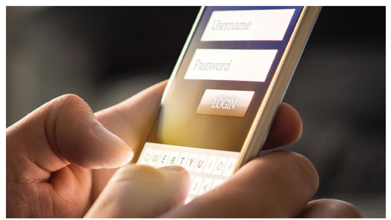 വ്യാജ ആപ്പിലൂടെ ട്രെയിൻ ടിക്കറ്റ് ബുക്ക് ചെയ്തു; ഒന്നരലക്ഷം രൂപ നഷ്ടപ്പെട്ടു വ്യാജ ആപ്പിലൂടെ ട്രെയിൻ ടിക്കറ്റ് ബുക്ക് ചെയ്തു; ഒന്നരലക്ഷം രൂപ നഷ്ടപ്പെട്ടു