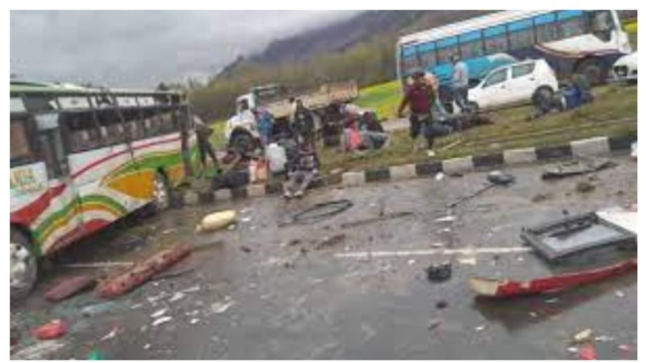 ജമ്മുവിൽ ബസ് മറിഞ്ഞു നാല് ബീഹാര് സ്വദേശികൾ മരിച്ചു; 28 പേർക്ക് പരിക്ക് ജമ്മുവിൽ ബസ് മറിഞ്ഞു നാല് ബീഹാര് സ്വദേശികൾ മരിച്ചു; 28 പേർക്ക് പരിക്ക്