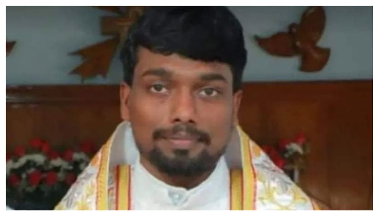 പ്രാർഥനക്കെത്തിയ വിദ്യാർഥിനിയോട് ലൈംഗികാതിക്രമം: വൈദികനെതിരെ കേസ് പ്രാർഥനക്കെത്തിയ വിദ്യാർഥിനിയോട് ലൈംഗികാതിക്രമം: വൈദികനെതിരെ കേസ്