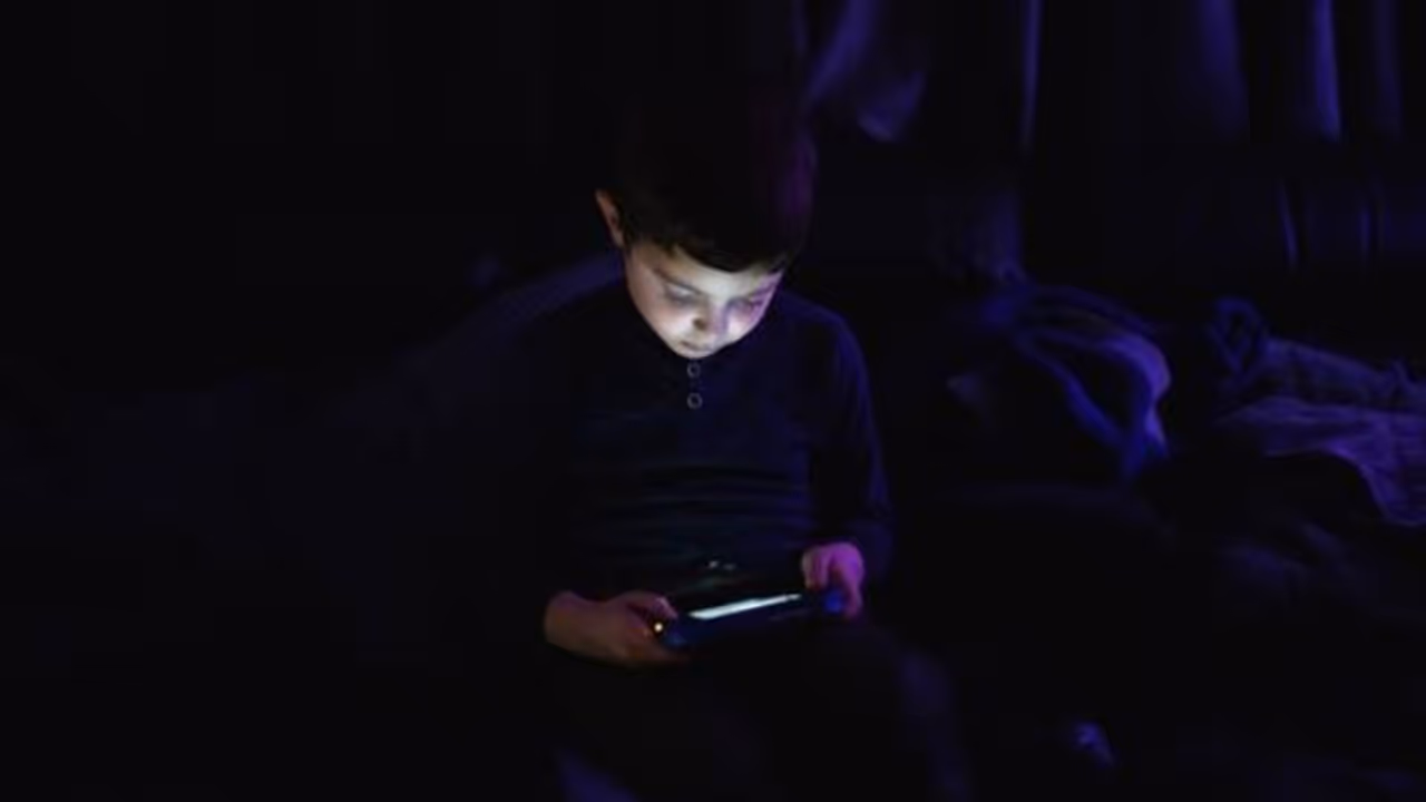 ഉറങ്ങാതെ ​ഗെയിം കളിച്ച മകനെക്കൊണ്ട് 17 മണിക്കൂർ നിർത്താതെ ​ഗെയിം കളിപ്പിച്ച് അച്ഛൻ