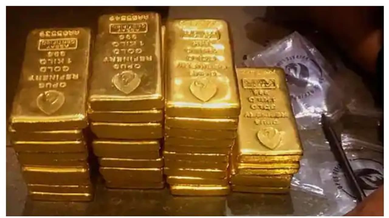 കണ്ണൂർ വിമാനത്താവളത്തിൽ സ്വർണ്ണ വേട്ട; 53ലക്ഷത്തിന്റെ സ്വർണ്ണം പിടികൂടി കണ്ണൂർ വിമാനത്താവളത്തിൽ സ്വർണ്ണ വേട്ട; 53ലക്ഷത്തിന്റെ സ്വർണ്ണം പിടികൂടി