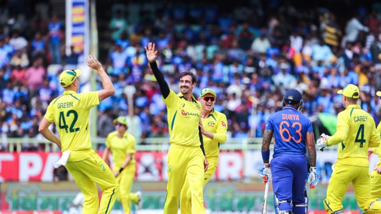 IND vs AUS: என்னடா நடக்குது இங்க..? ஸ்டார்க்கிடம் மண்டியிட்டு சரணடைந்த இந்திய பேட்டிங் ஆர்டர்.. கோலியும் காலி IND vs AUS: என்னடா நடக்குது இங்க..? ஸ்டார்க்கிடம் மண்டியிட்டு சரணடைந்த இந்திய பேட்டிங் ஆர்டர்.. கோலியும் காலி