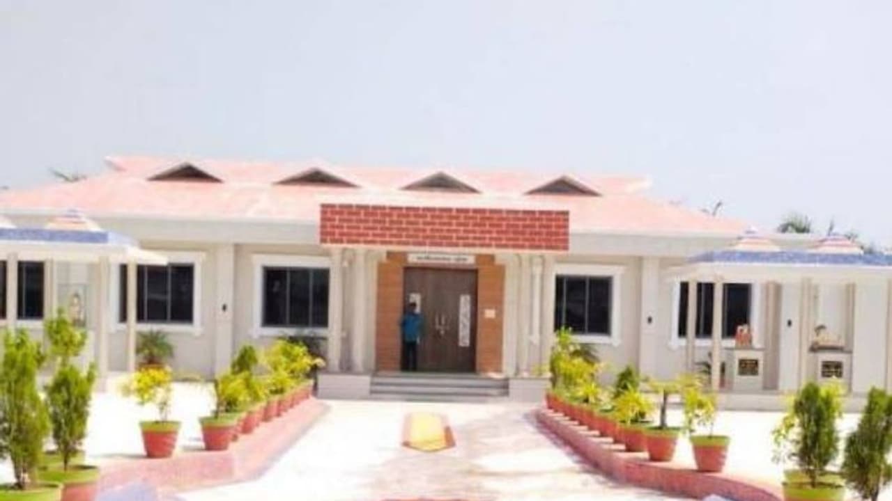 ശ്മശാനമാണ്, പിക്നിക്കിനും പ്രീവെഡ്ഡിംഗ് ഷൂട്ടിനും ജന്മദിനാഘോഷത്തിനും വരെ ആളുകളെത്തുന്നു ശ്മശാനമാണ്, പിക്നിക്കിനും പ്രീവെഡ്ഡിംഗ് ഷൂട്ടിനും ജന്മദിനാഘോഷത്തിനും വരെ ആളുകളെത്തുന്നു