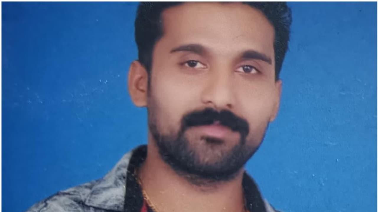 നഷ്ടമായത് 8 ലക്ഷം, ജോലി തട്ടിപ്പിനിരയായതിൽ മനംനൊന്ത് യുവാവ് ജീവനൊടുക്കി; ആത്മഹത്യാക്കുറിപ്പ് കണ്ടെടുത്തു നഷ്ടമായത് 8 ലക്ഷം, ജോലി തട്ടിപ്പിനിരയായതിൽ മനംനൊന്ത് യുവാവ് ജീവനൊടുക്കി; ആത്മഹത്യാക്കുറിപ്പ് കണ്ടെടുത്തു