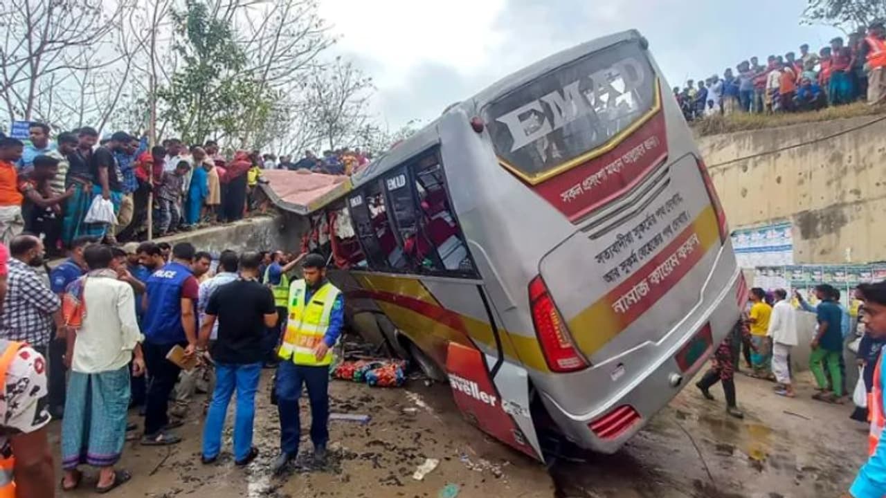 ദേശീയപാതയിലെ കൈവരി ഇടിച്ച് തെറിപ്പിച്ച് 30 അടിയോളം താഴ്ചയിലേക്ക് പതിച്ച് ബസ്, 19 മരണം