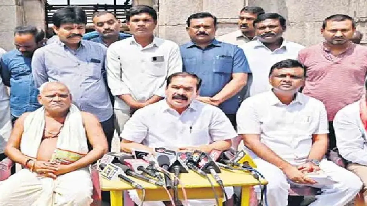 కేసీఆర్ ముందు పేపర్ లీక్ వీరుడి కుప్పిగంతులు : బండి సంజయ్ పై బిఆర్ఎస్ ఎమ్మెల్యే సెటైర్స్ కేసీఆర్ ముందు పేపర్ లీక్ వీరుడి కుప్పిగంతులు : బండి సంజయ్ పై బిఆర్ఎస్ ఎమ్మెల్యే సెటైర్స్