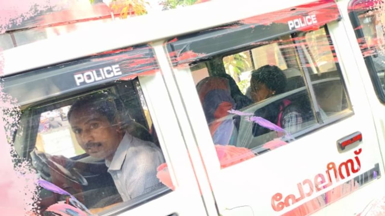 കരഞ്ഞുകൊണ്ട് പൊലീസ് സ്റ്റേഷനിലെത്തിയ പെണ്കുട്ടികള്; ഉടനടി പരിഹാരവുമായി പൊലീസുകാര് കരഞ്ഞുകൊണ്ട് പൊലീസ് സ്റ്റേഷനിലെത്തിയ പെണ്കുട്ടികള്; ഉടനടി പരിഹാരവുമായി പൊലീസുകാര്