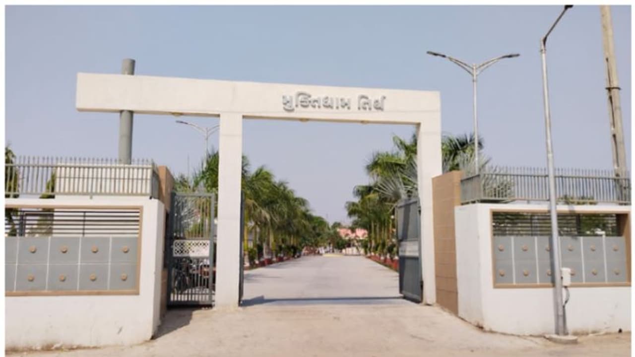 ശവദാഹത്തിന് മാത്രമല്ല, വിവാഹ ഫോട്ടോഷൂട്ടിനും വിനോദത്തിനും ആളുകളെത്തുന്ന ഗുജറാത്തിലെ ഒരു ശ്മശാനം ശവദാഹത്തിന് മാത്രമല്ല, വിവാഹ ഫോട്ടോഷൂട്ടിനും വിനോദത്തിനും ആളുകളെത്തുന്ന ഗുജറാത്തിലെ ഒരു ശ്മശാനം