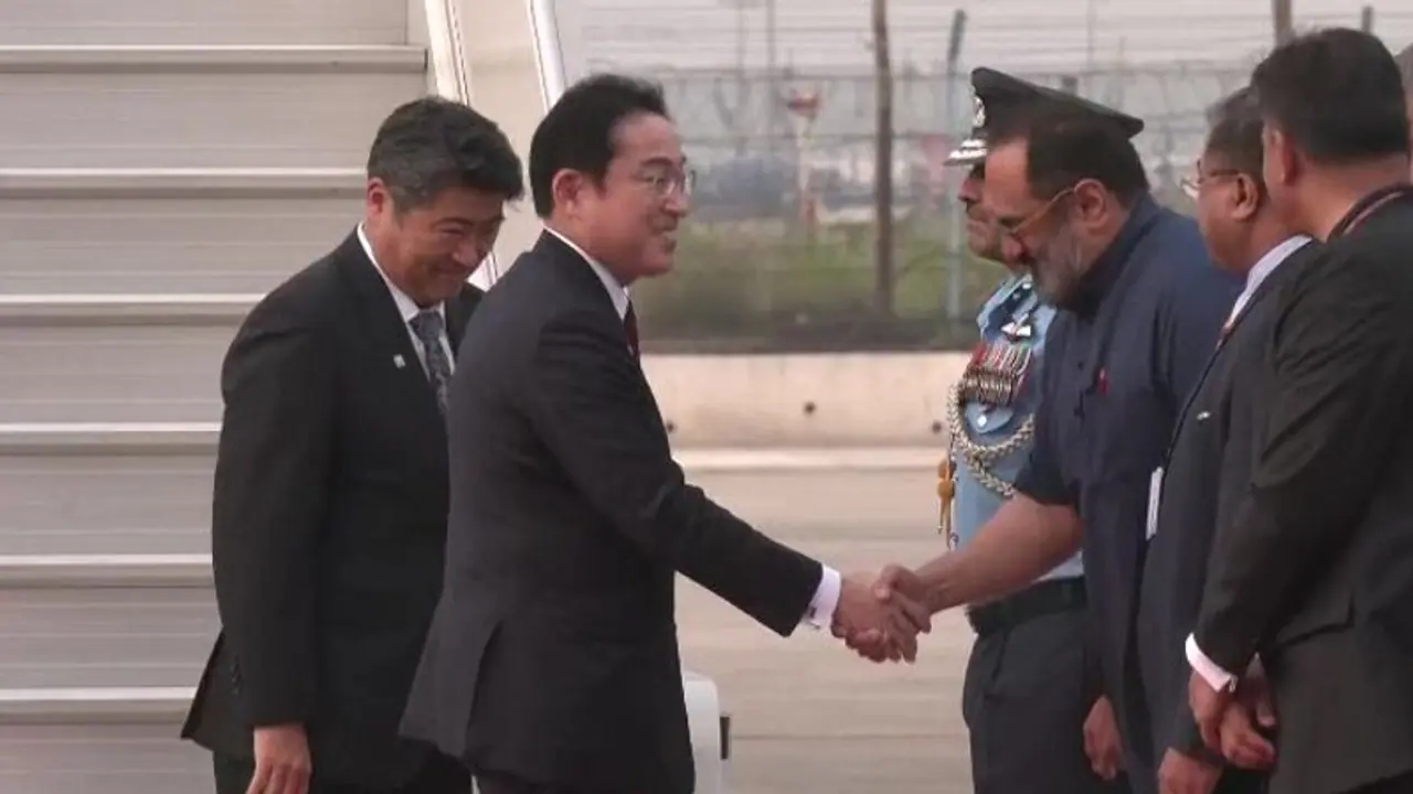 ಭಾರತಕ್ಕೆ ಆಗಮಿಸಿದ ಜಪಾನ್ ಪ್ರಧಾನಿ : ಪುಮಿಯೊ ಕಿಶಿದಾ ಸ್ವಾಗತಿಸಿದ ರಾಜೀವ್ ಚಂದ್ರಶೇಖರ್ 