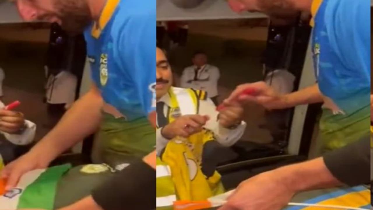 இந்திய தேசியக் கொடியில் ஆட்டோகிராஃப் போட்ட பாகிஸ்தான் முன்னாள் வீரர்; சர்ச்சையை ஏற்படுத்திய வீடியோ!