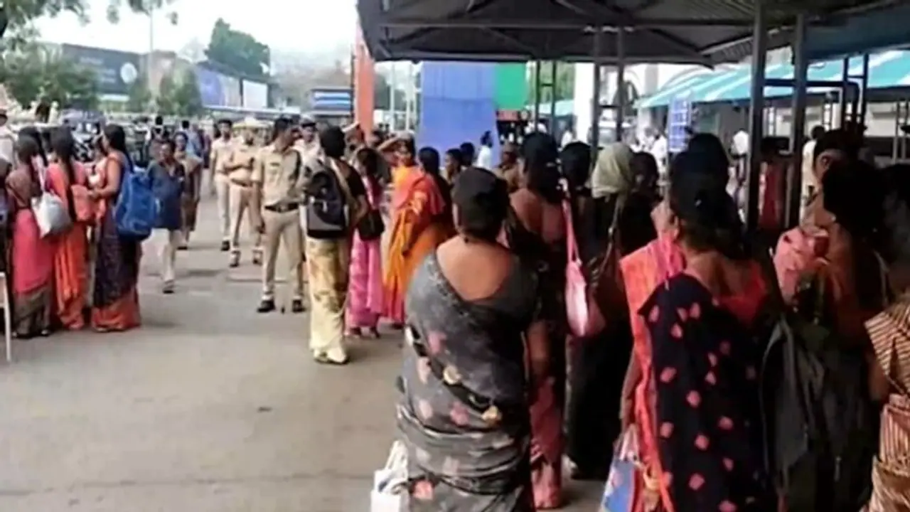 చలో విజయవాడకు భారీగా తరలివచ్చిన అంగన్వాడీలు.. తీవ్ర ఉద్రిక్తత.. స్పృహ కోల్పోయిన మహిళ..! చలో విజయవాడకు భారీగా తరలివచ్చిన అంగన్వాడీలు.. తీవ్ర ఉద్రిక్తత.. స్పృహ కోల్పోయిన మహిళ..!