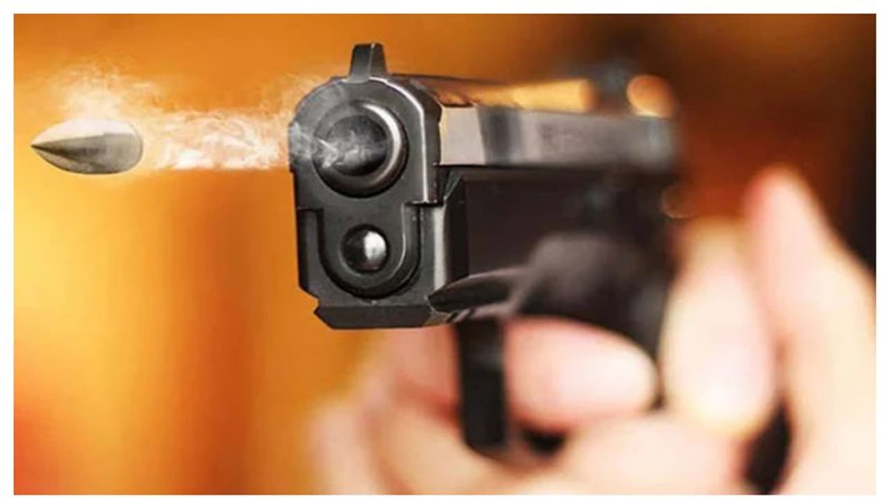 മദ്യക്കടത്തുകാരും പൊലീസും തമ്മിൽ വെടിവെപ്പ്; ഒരാൾ കൊല്ലപ്പെട്ടു മദ്യക്കടത്തുകാരും പൊലീസും തമ്മിൽ വെടിവെപ്പ്; ഒരാൾ കൊല്ലപ്പെട്ടു