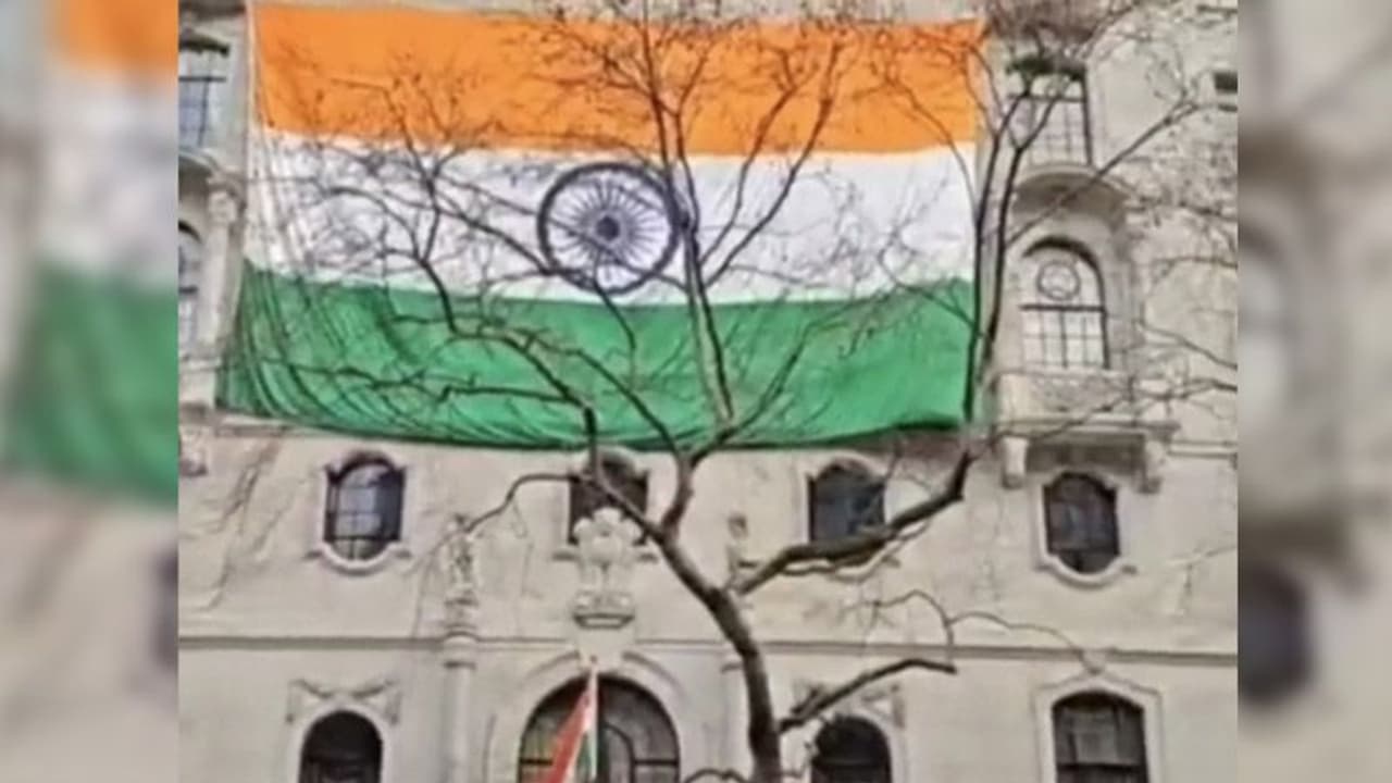 యూకేలోని భారత హైకమిషన్ భవనంపై భారీ త్రివర్ణ పతాకం ఆవిష్కరణ.. సోషల్ మీడియాలో ఫొటోలు వైరల్ యూకేలోని భారత హైకమిషన్ భవనంపై భారీ త్రివర్ణ పతాకం ఆవిష్కరణ.. సోషల్ మీడియాలో ఫొటోలు వైరల్