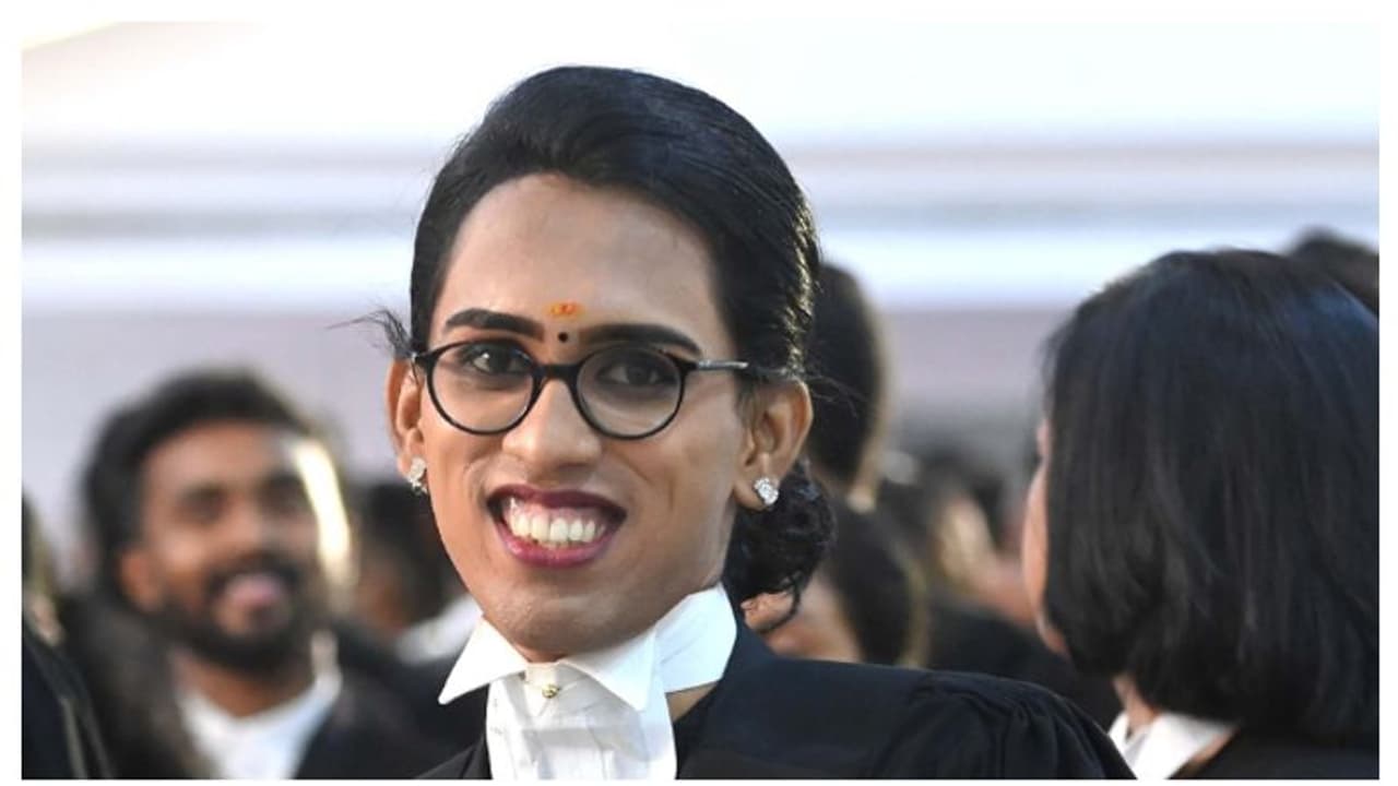 പ്രതിസന്ധികൾ മറികടന്നു; കേരളത്തിലെ ആദ്യ ട്രാൻസ്ജെൻഡർ അഭിഭാഷകയായി എൻറോൾ ചെയ്ത് പത്മലക്ഷ്മി പ്രതിസന്ധികൾ മറികടന്നു; കേരളത്തിലെ ആദ്യ ട്രാൻസ്ജെൻഡർ അഭിഭാഷകയായി എൻറോൾ ചെയ്ത് പത്മലക്ഷ്മി