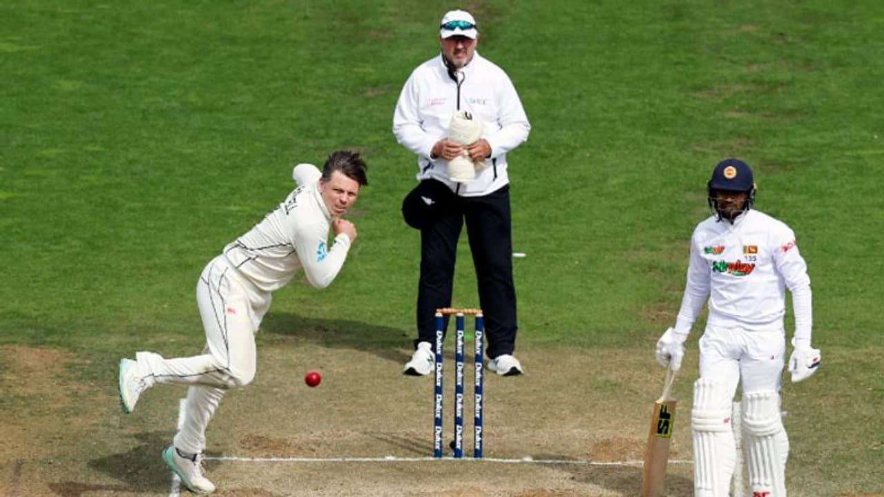 കാറ്റ് പോയ പോക്കില് പന്തുമായി പറന്നു; കണ്ണുതള്ളി താരങ്ങളും അംപയറും! വീഡിയോ കാറ്റ് പോയ പോക്കില് പന്തുമായി പറന്നു; കണ്ണുതള്ളി താരങ്ങളും അംപയറും! വീഡിയോ