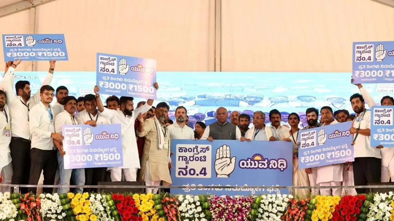 కర్ణాటకలో కాంగ్రెస్ వరాలు.. నిరుద్యోగ యువతకు నెలకు రూ.3 వేలు.. యువనిధి పథకాన్ని ప్రకటించిన రాహుల్ గాంధీ కర్ణాటకలో కాంగ్రెస్ వరాలు.. నిరుద్యోగ యువతకు నెలకు రూ.3 వేలు.. యువనిధి పథకాన్ని ప్రకటించిన రాహుల్ గాంధీ