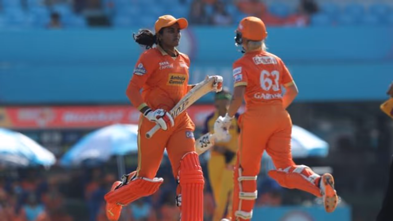 ഹേമലത ഗാര്ഡ്നര് സിക്സര് മേളം; യുപിക്കെതിരെ ഗുജറാത്തിന് വമ്പന് സ്കോര് ഹേമലത ഗാര്ഡ്നര് സിക്സര് മേളം; യുപിക്കെതിരെ ഗുജറാത്തിന് വമ്പന് സ്കോര്